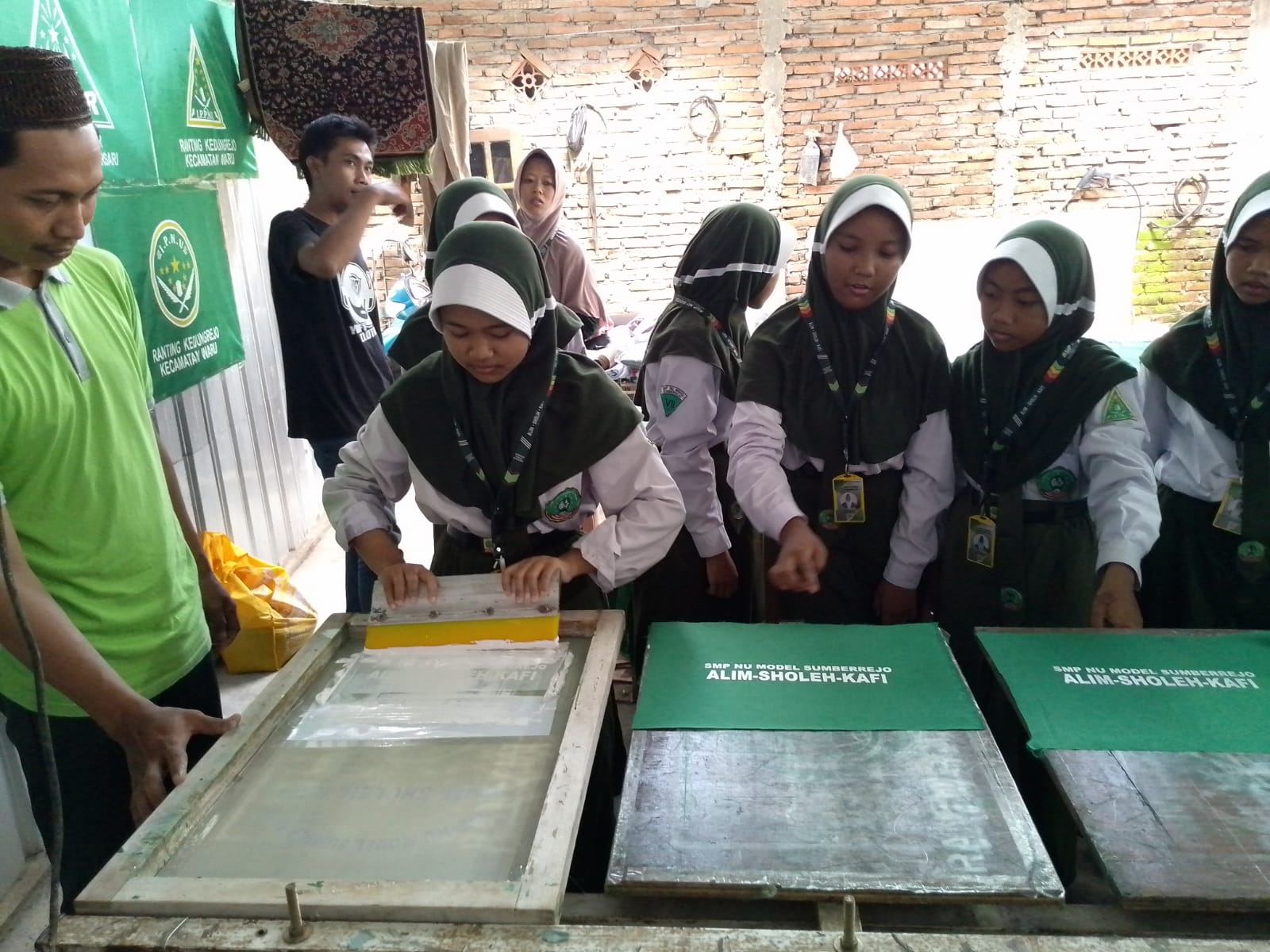 Outing Class, SMP NU Model Sumberrejo Ziarah dan Belajar Praktik Langsung