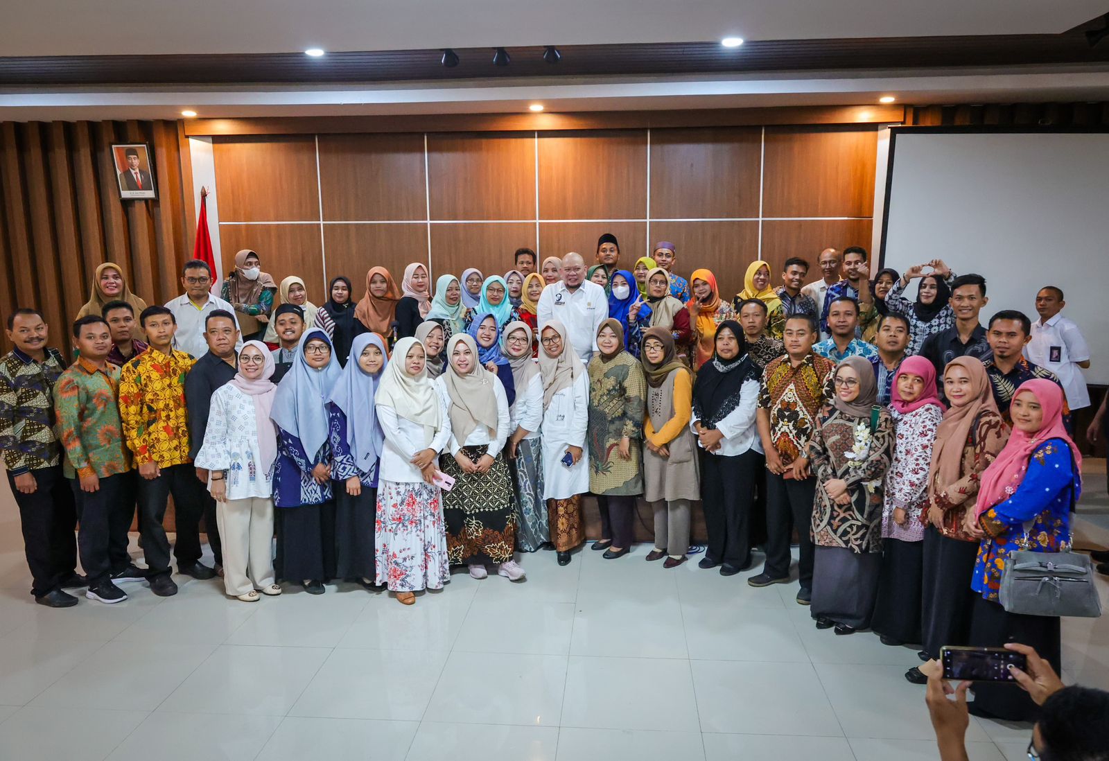 Sukses Diangkat Jadi PPPK, Guru di Jatim Terbitkan Buku Ulas Kiprah Ketua DPD RI