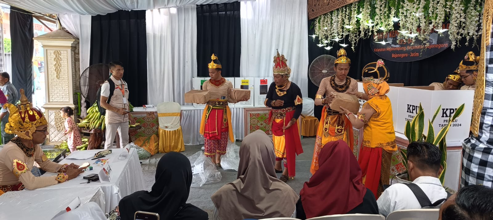 Unik, Ada TPS 'Menanti Wahyu Keprabon Nusantara' di Mojokampung Bojonegoro