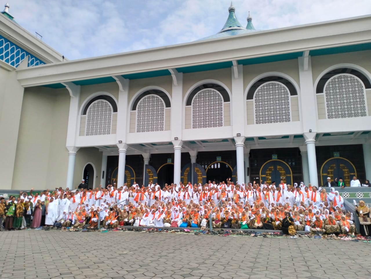 Sampai di Masjid Akbar Surabaya, CJH KBIHU Attanwir Ambil Miqot