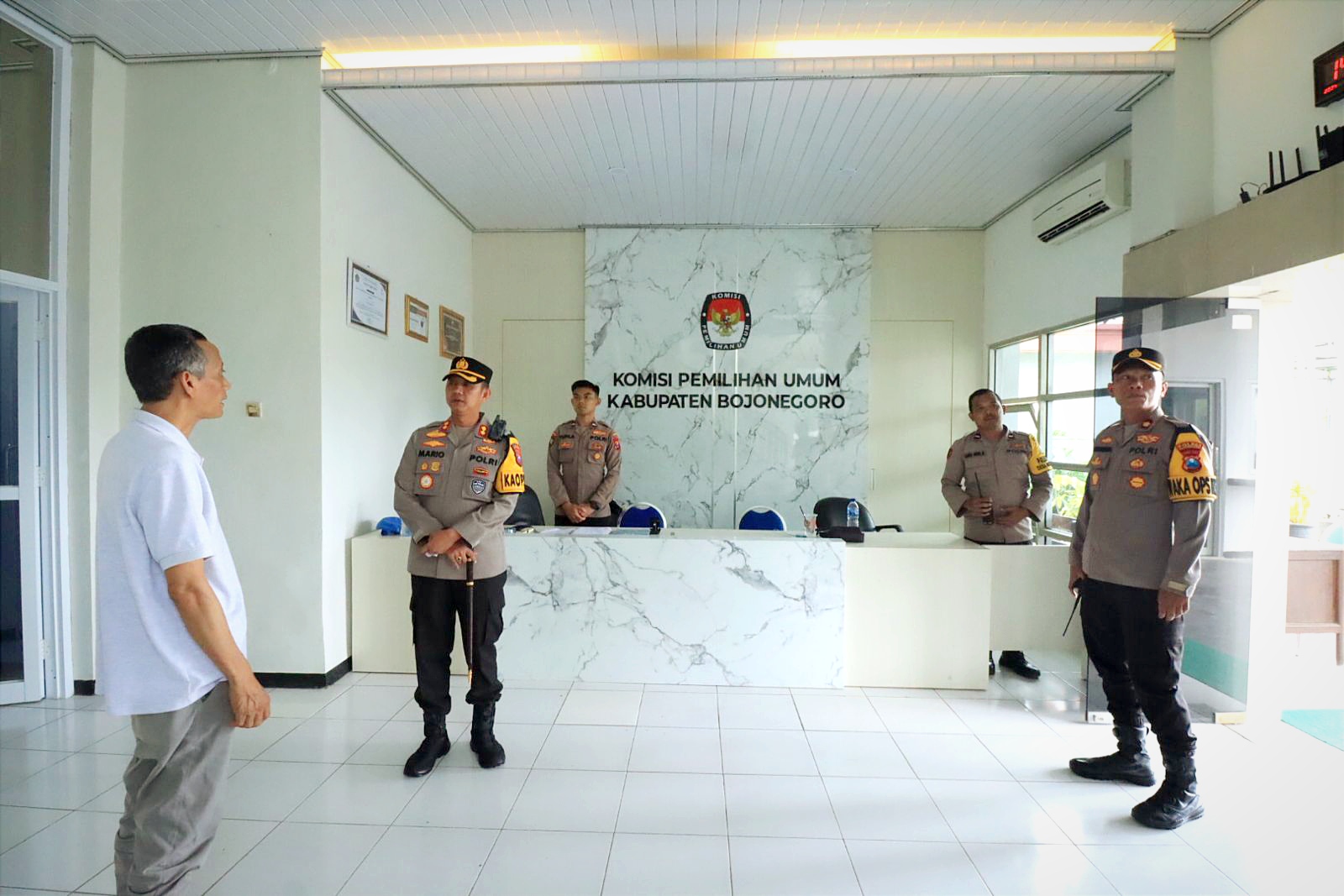 Cek Personel Jaga KPU dan Bawaslu Bojonegoro, Ini Pesan AKBP Mario Prahatinto