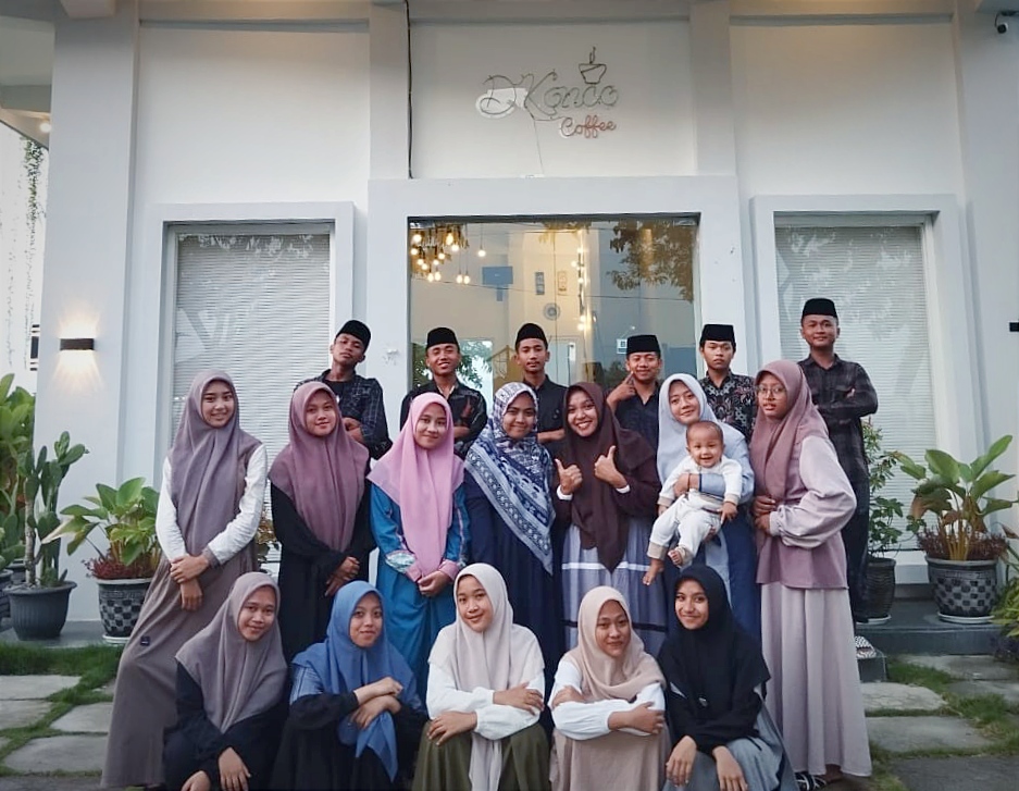 Puluhan Santri Studi di ICW dan Kunjungi D'Konco Cafe Bojonegoro