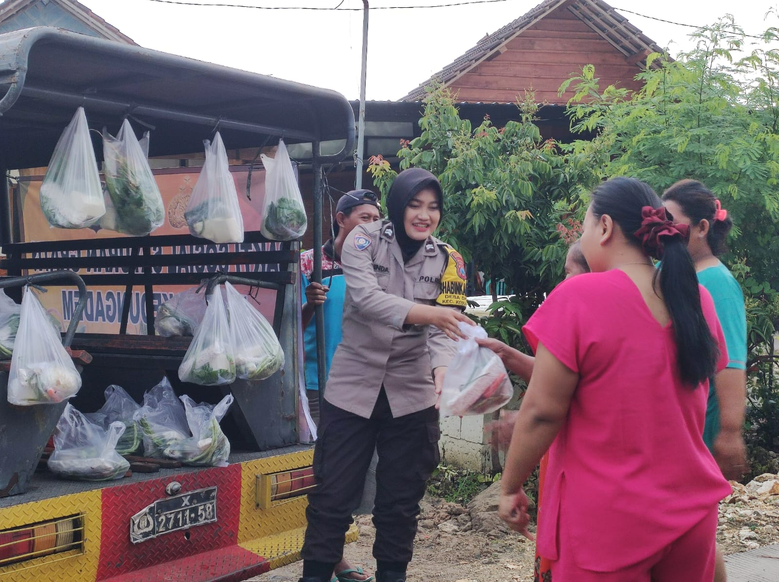Heboh, Polsek Kedungadem Sulap Mobil Patroli Jadi Kendaraan Baksos Sayur Gratis