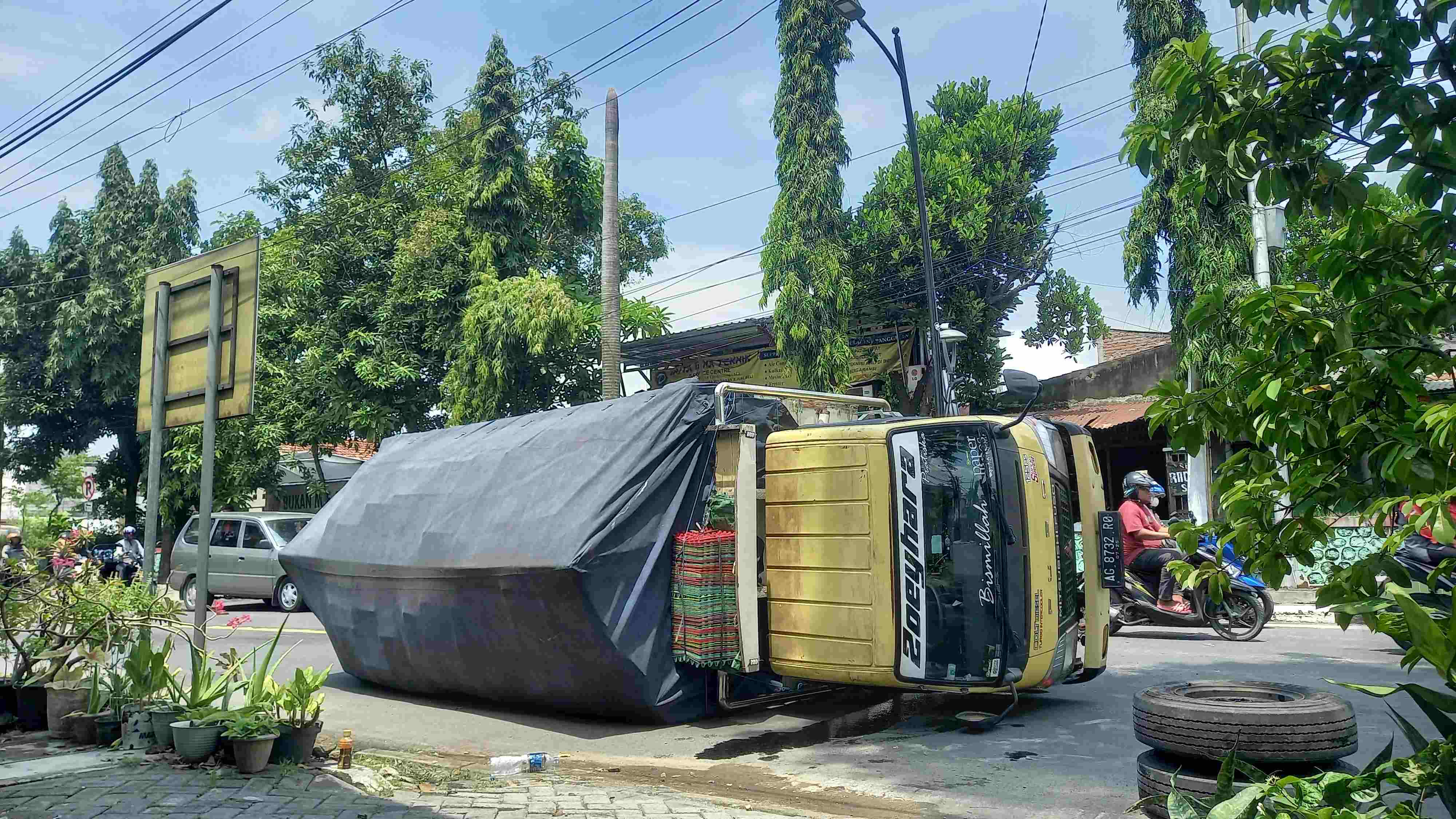 Jalan Gelombang, Truk Muatan Permen Terguling