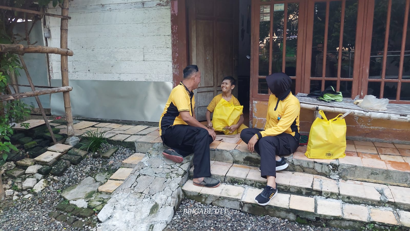 Jumat Ceria, Polsek Kedungadem Baksos Kunjungi Rumah-Rumah