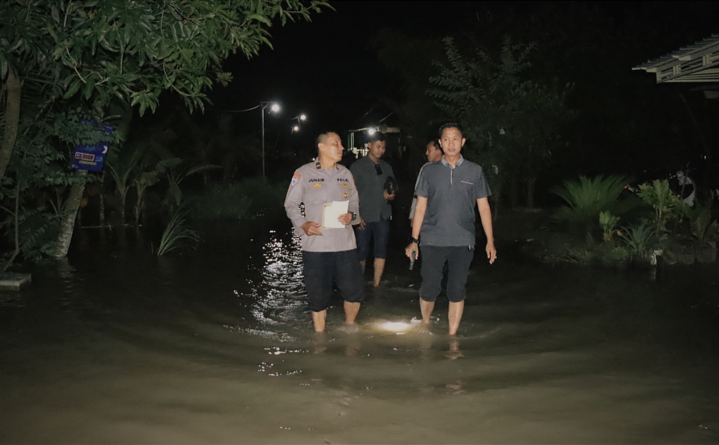 AKBP Mario Pantau Kondisi Banjir Luapan Bengawan Solo Bojonegoro