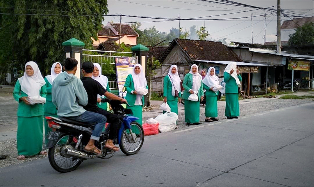 Fatayat Nu Balen Bojonegoro Bagikan Ratusan Takjil Ke Pengguna Jalan