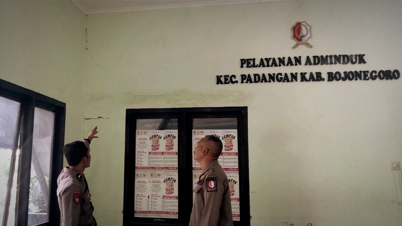 Dampak Gempa 6.0 SR, Kantor Kecamatan Padangan Retak