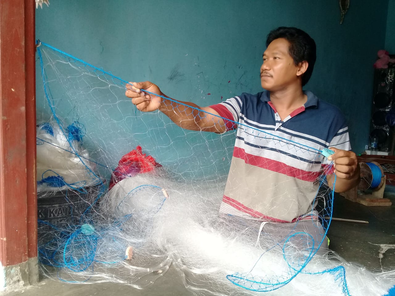 Semangat Pak Suyadi, Disabilitas Warga Kabalan Produksi Jala Hingga Jual Ikan Bengawan