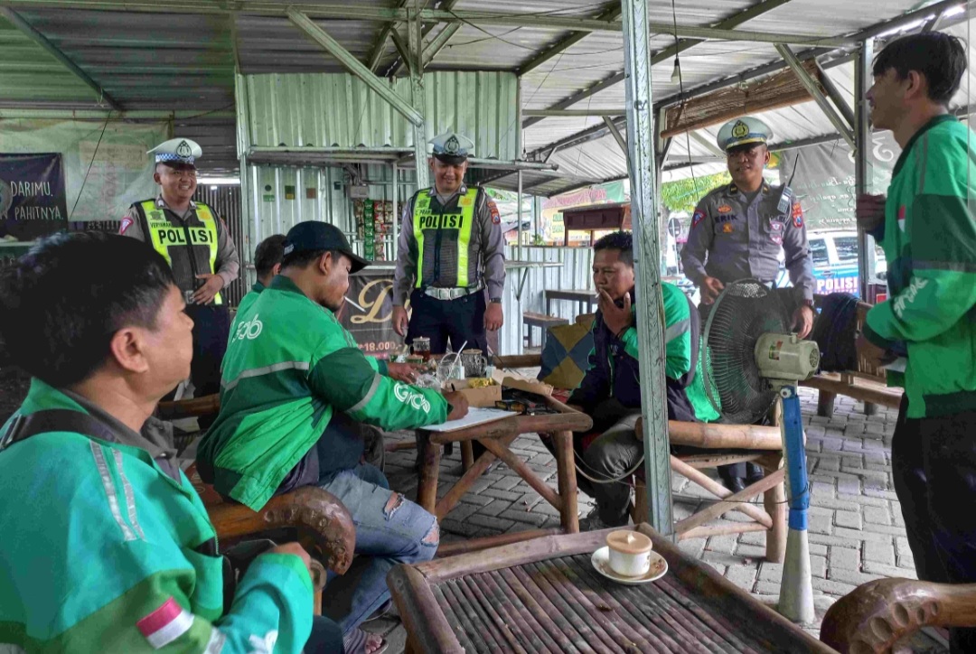 Ngopi Bareng Ojol, Kanit Kamsel Satlantas Polres Bojonegoro Sampaikan Pesan Ini