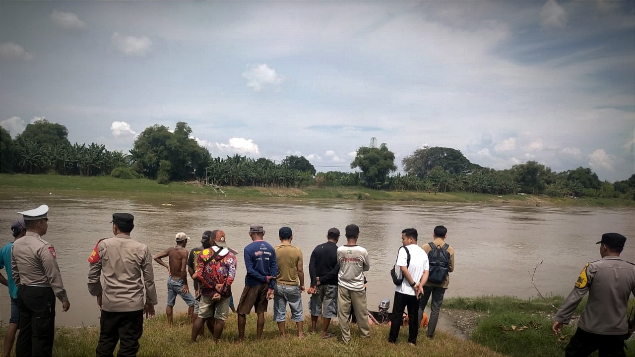Perahu Penambang Pasir di Bojonegoro Tenggelam, Satu Penumpang Hilang