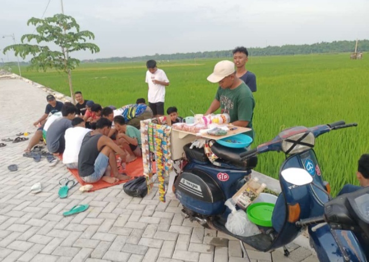Asyik, Menikmati Secangkir Kopi dari Vespa Tua di Pinggir Sawah