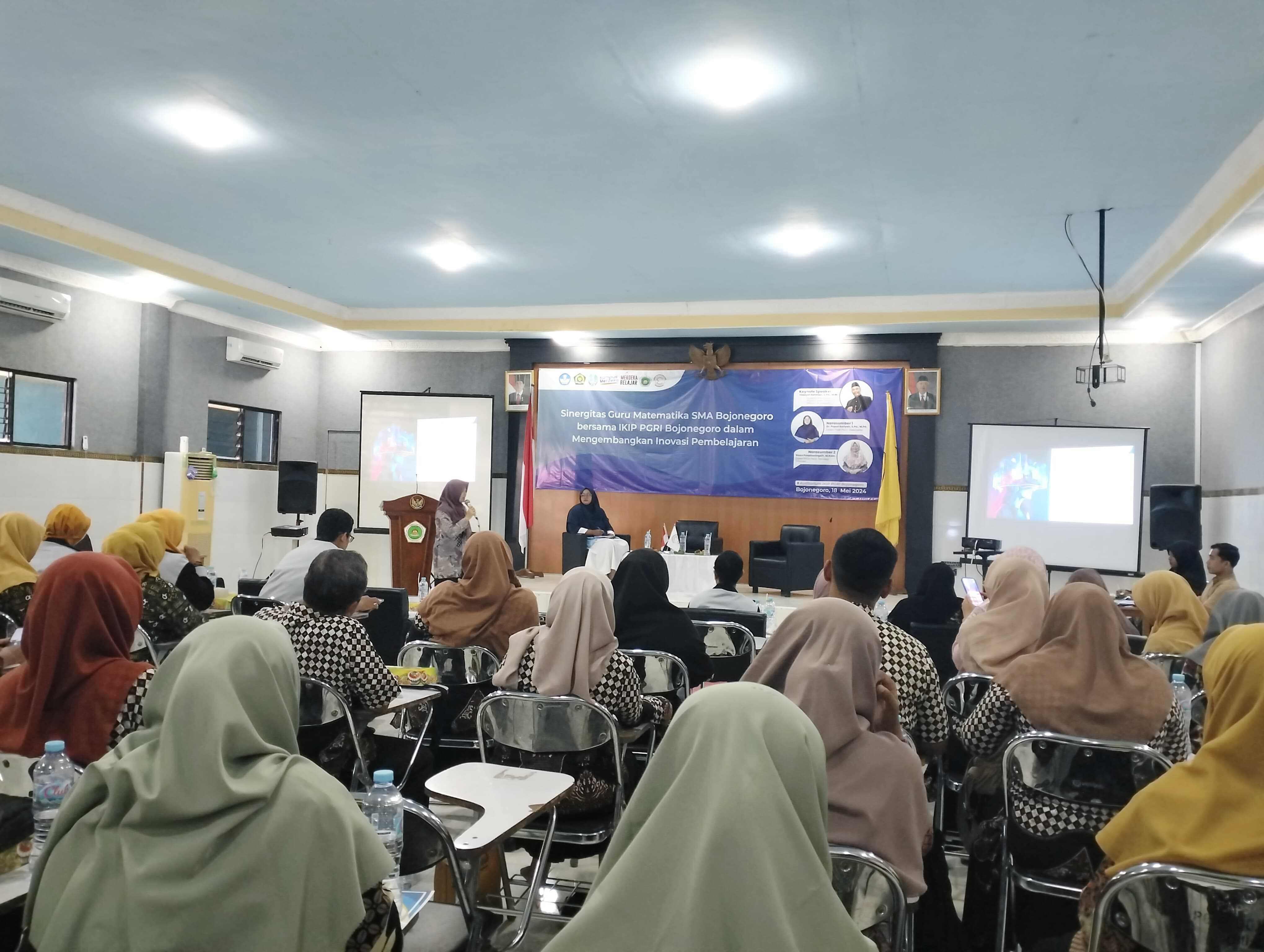 Gandeng Kampus Lokal, Guru Matematika SMA Bojonegoro Berlatih Membuat AR
