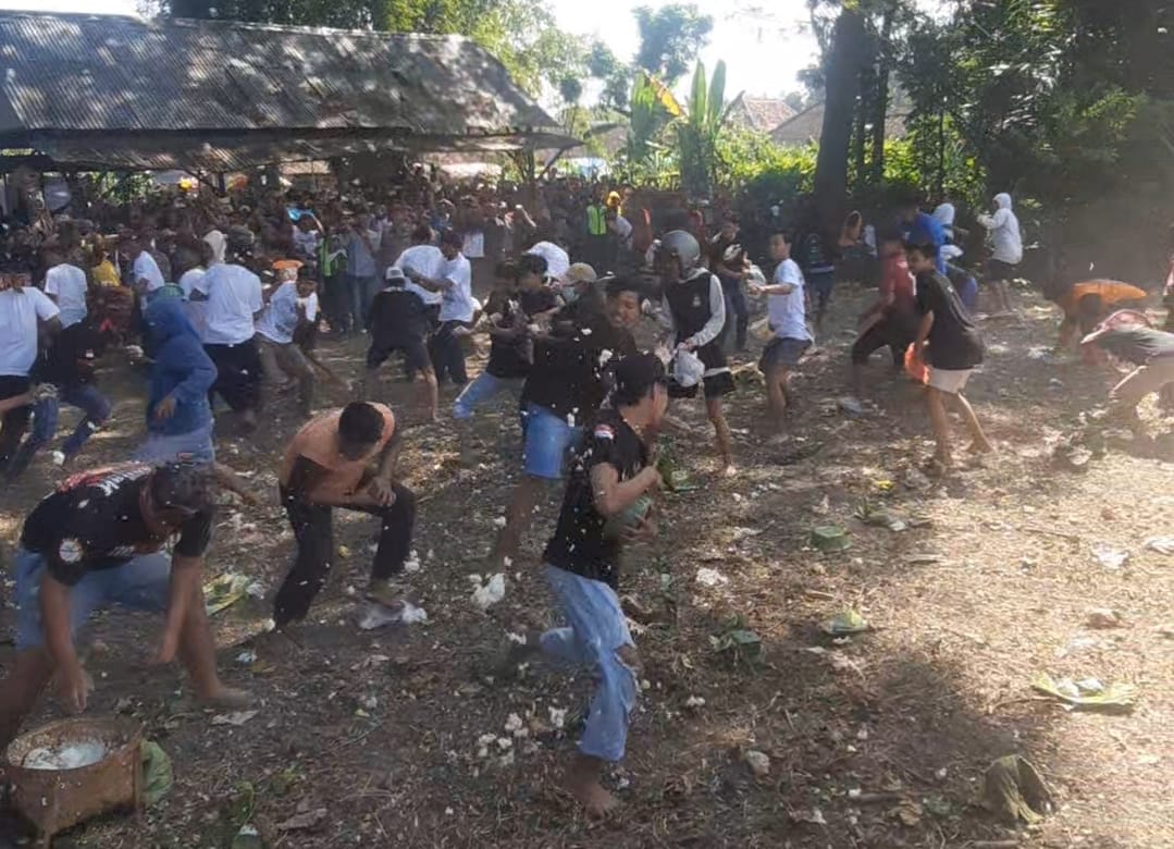 2 Kelompok Pemuda Saling Lempar Nasi, Tradisi Sawuran di Tondomulo saat Sedekah Bumi