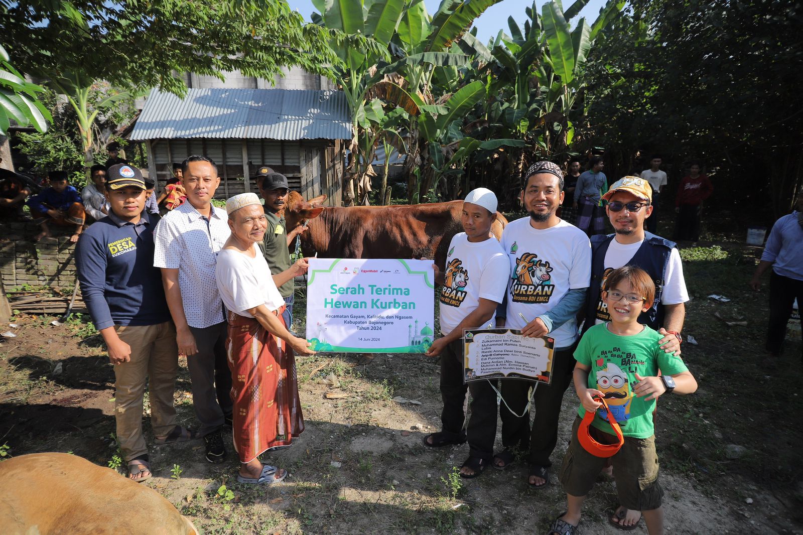Berbaur dengan Warga, Pekerja Lapangan Banyu Urip Menjadi Relawan Kurban