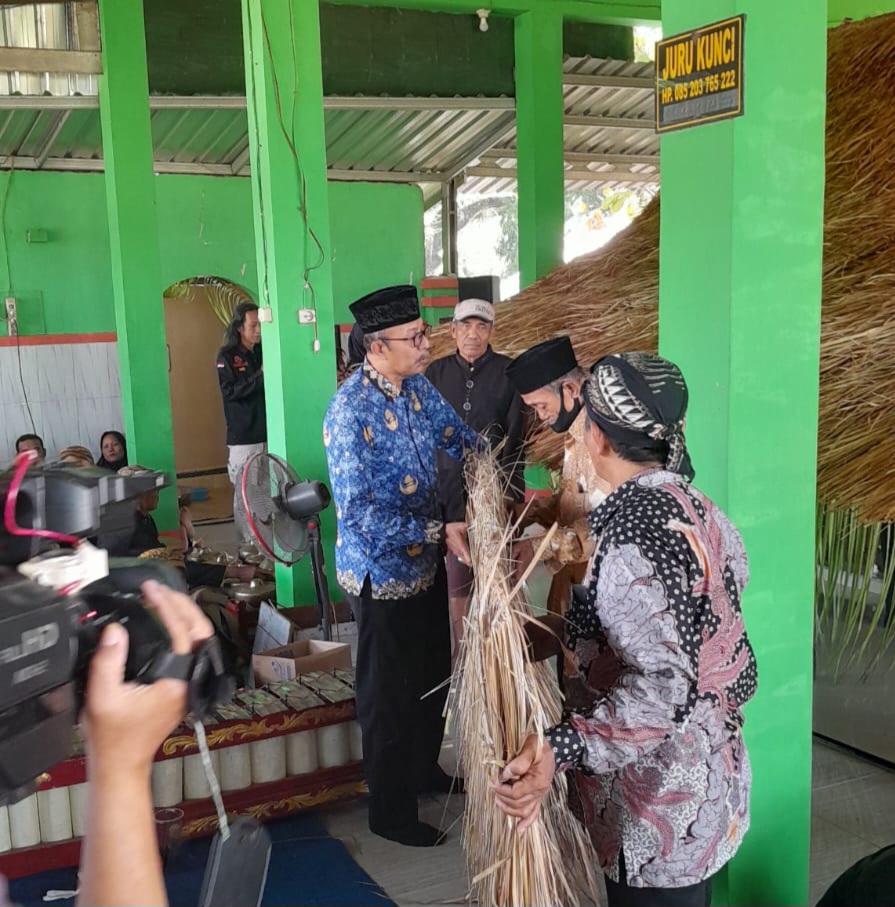 Tradisi Mayu Cungkup Buyut Dalem, Lurah Kadipaten Serahkan Sirap