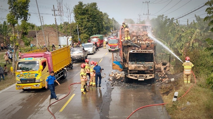 Truk Muat Mie Instan Terbakar di Bojonegoro, Seperempat Muatan Ludes