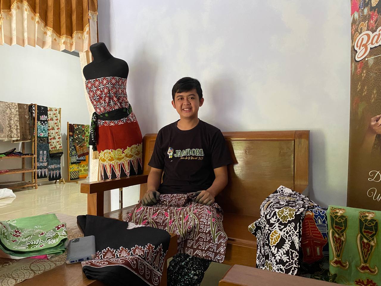 Kisah Inspiratif Pembatik Gen Z Asal Temayang, Berdayakan Tetangga Melalui Usaha Rintisannya
