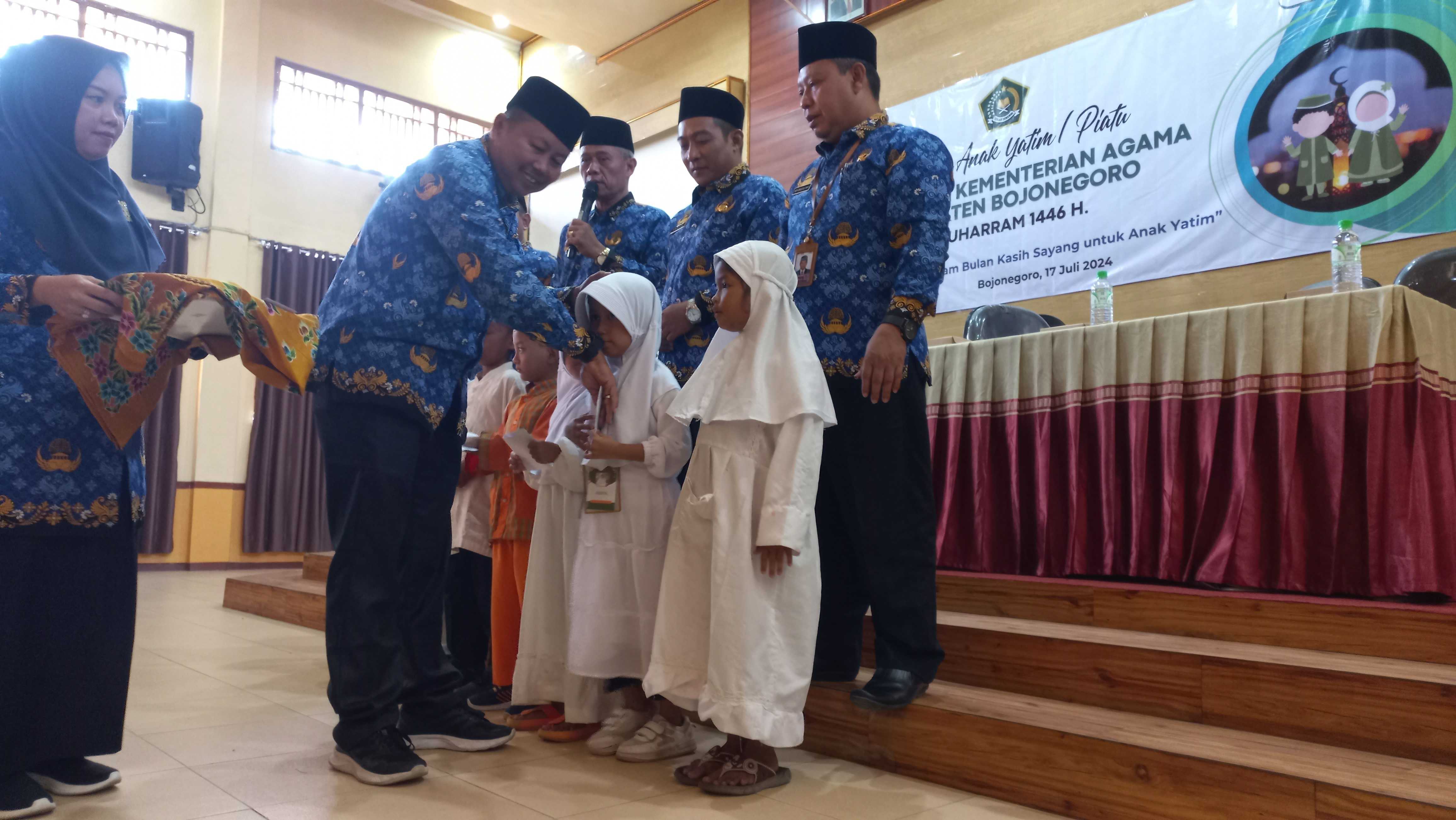 Bulan Kasih Sayang, UPZ Kantor Kemenag Bojonegoro Santuni Yatim-Piatu