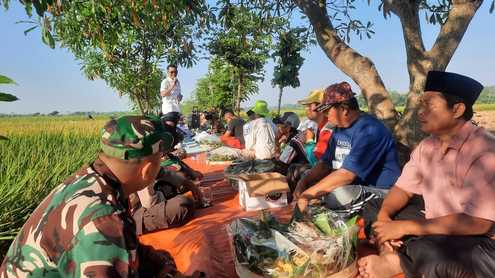 Musim Panen Tiba, Petani Desa Kalianyar Miwiti dengan Doa Bersama di Sawah