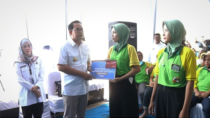Pj Gubernur Jatim Salurkan BLT Bagi Hasil Cukai Tembakau ke 393 Buruh Pabrik Rokok di Bojonegoro
