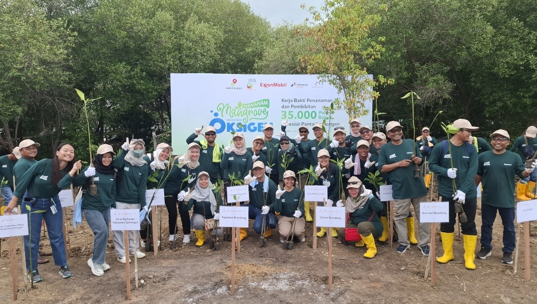 SKK Migas - EMCL Bersama KKP dan Masyarakat Kerja Bakti Tanam Pohon Bakau di Pesisir Pantai Lamongan