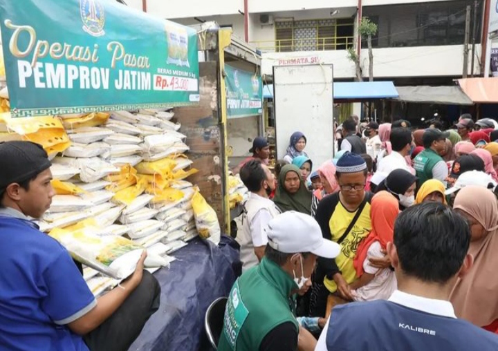 Perum Bulog Bojonegoro Salurkan 10 Kg Beras Bagi Warga Kurang Mampu