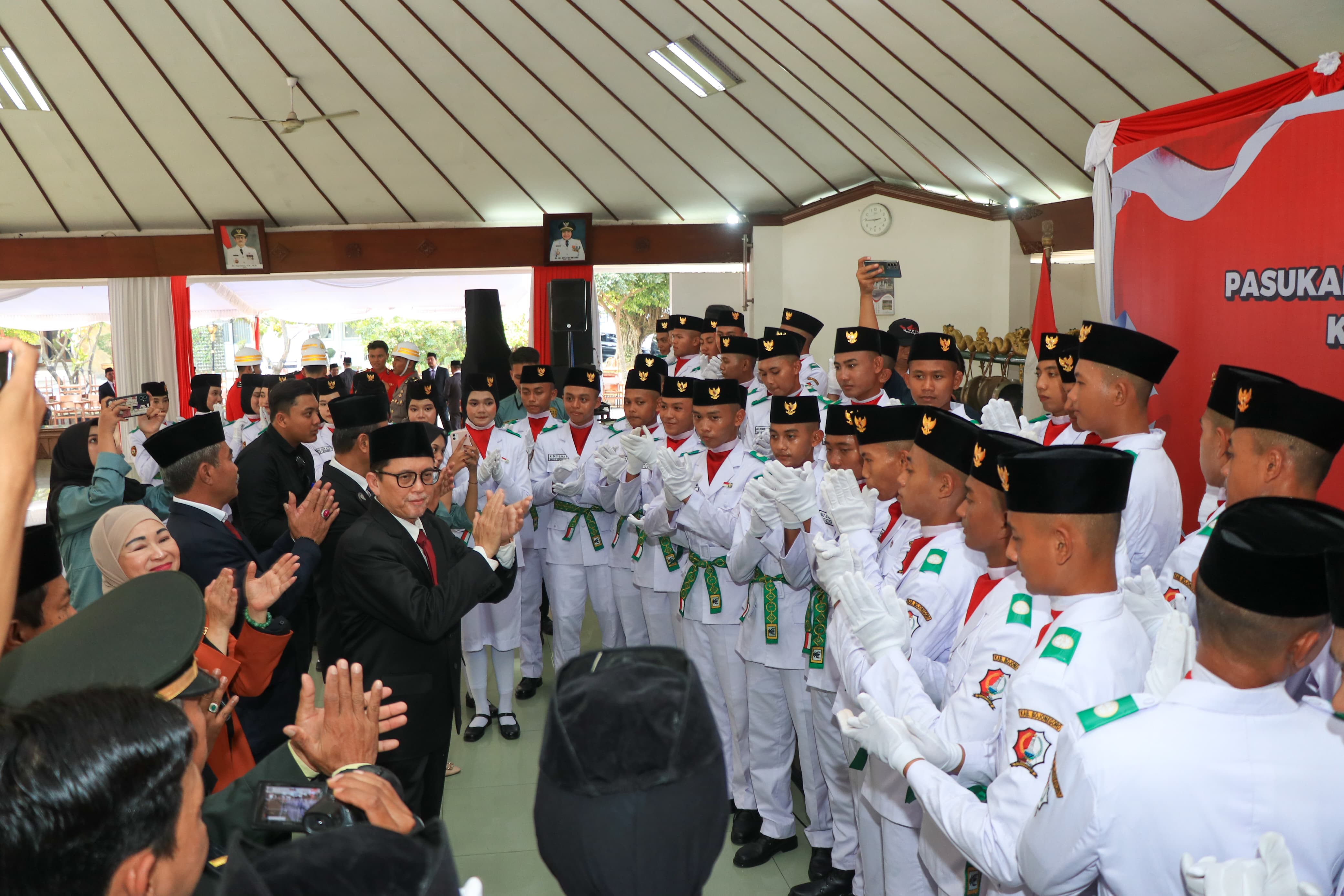 Pj. Bupati Bojonegoro Kukuhkan Paskibraka Bojonegoro Tahun 2024