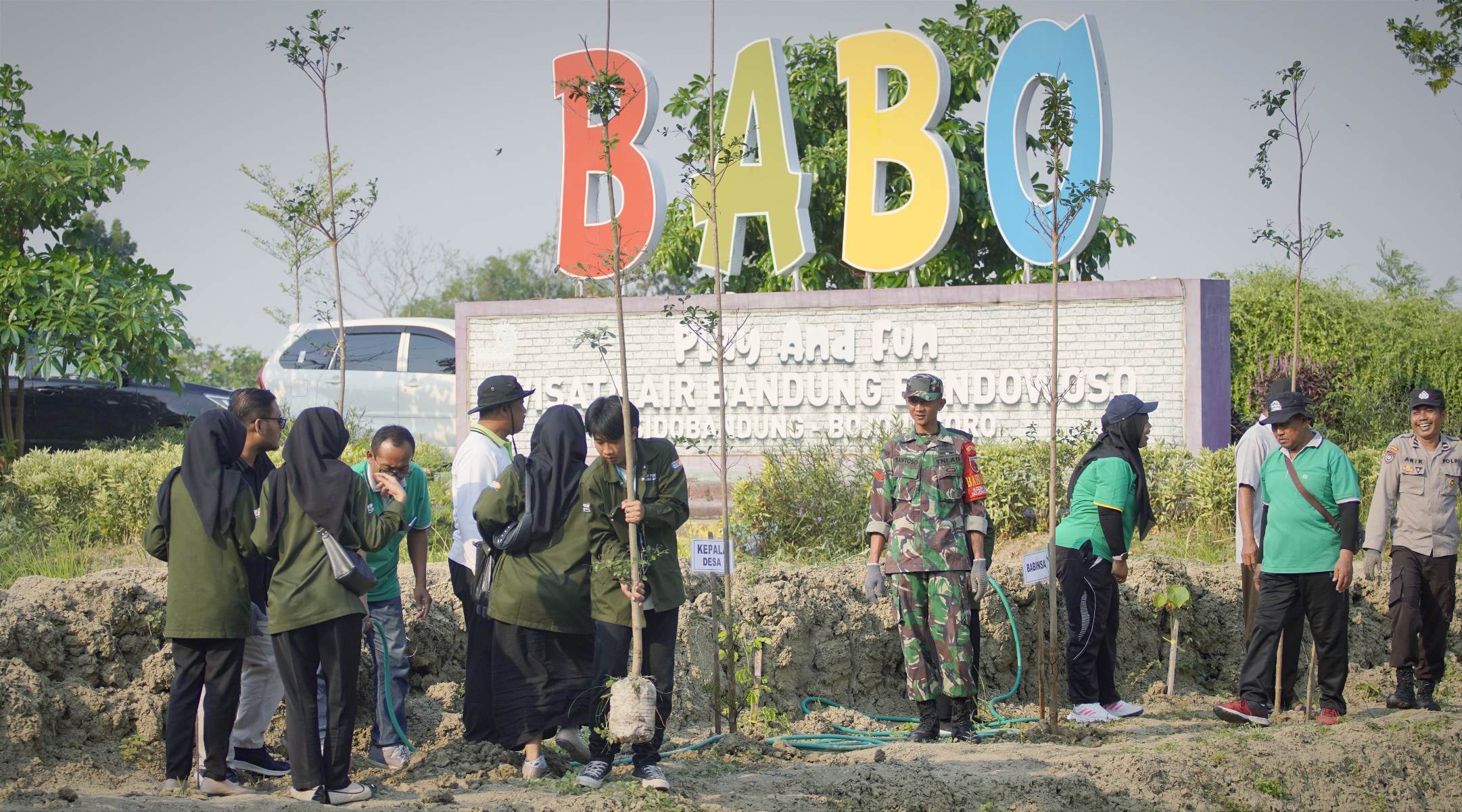 Mahasiswa KKM IKIP PGRI Bojonegoro Tanam Pohon di Wisata BABO Sidobandung