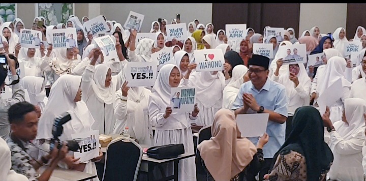 Jadi Idola, Ibu-Ibu Rebutan Foto dengan Mas Wahono