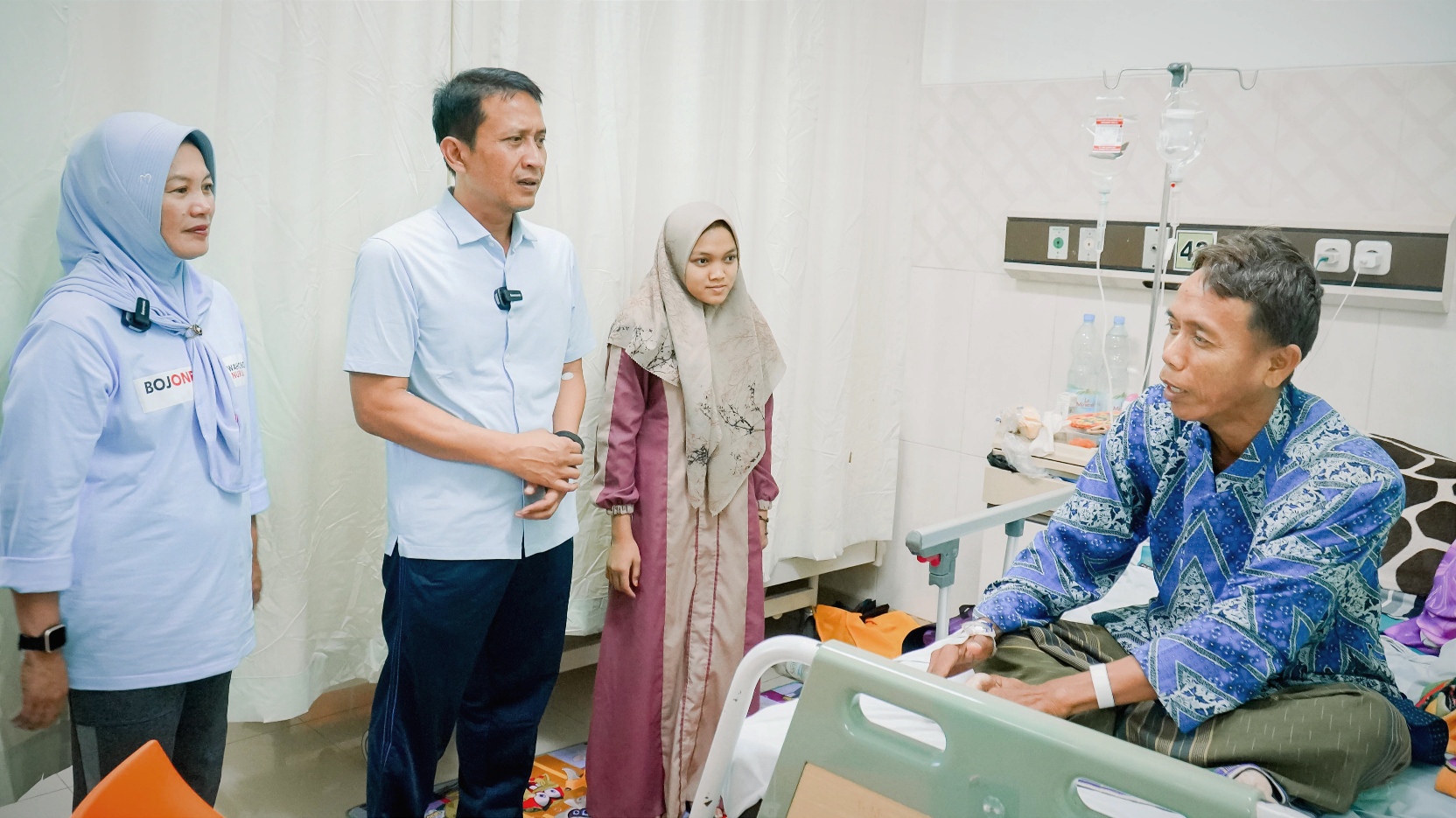 Jalani Tes Kesehatan, Wahono-Nurul Jenguk dan Bagikan Susu ke Pasien RSUD Bojonegoro