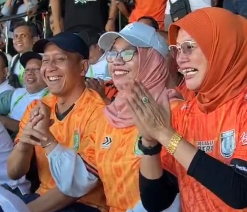 Hadir di Stadion, Setyo Wahono - Nurul Azizah Kompak Berikan Semangat Persibo