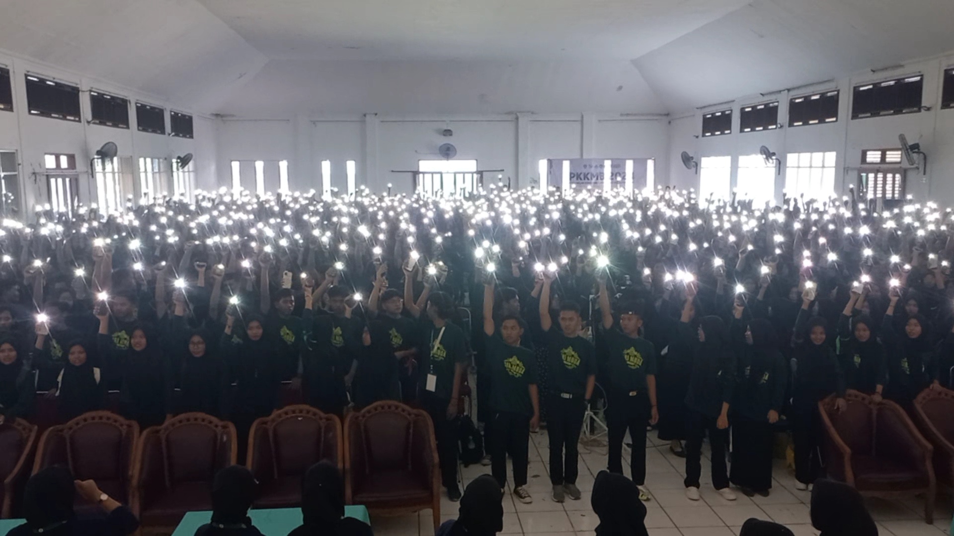 Ribuan Flash Light Meriahkan Penutupan PKKMB UNUGIRI Bojonegoro