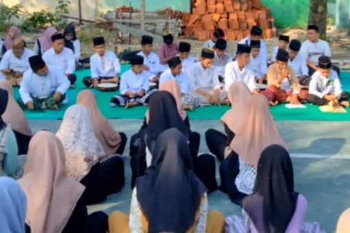Khusuk, Peringati Maulid Nabi di Bawah Terik Matahari