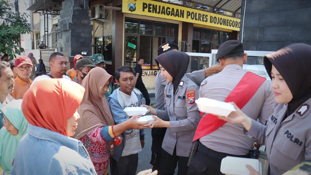 Polres Bojonegoro Bagikan Ratusan Nasi Kotak, Upaya Redam Situasi Jelang Pilkada 2024
