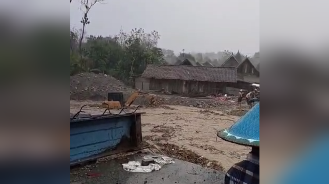 Banjir Bandang Terjang Jembatan Darurat di Sekar, Bojonegoro
