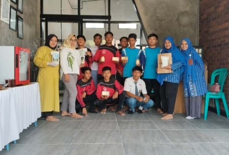 Siswa SMK Muhammadiyah 4 Padangan Lakukan Kunjungan Home Industri Dalam Kegiatan P5