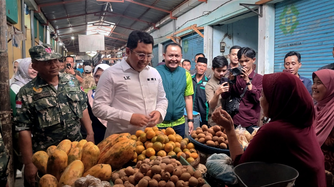 Safari Politik ke Bojonegoro, Cawagub Lukman Blusukan ke Pasar Baureno
