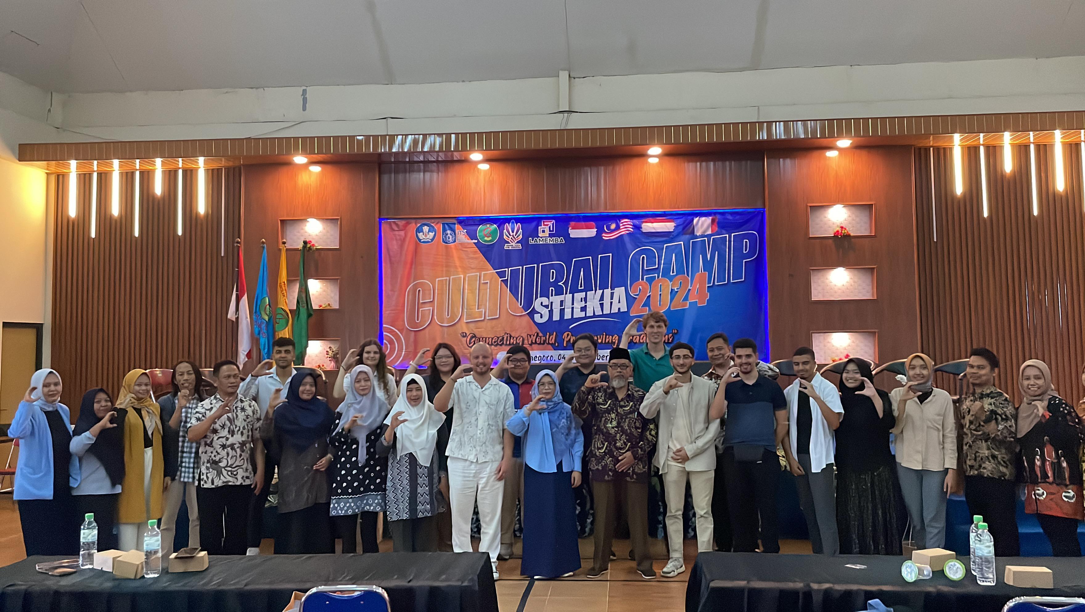STIE Cendekia Bojonegoro Adakan Cultural Camp, Mahasiswa Internasional Belajar Batik dan Tari Thengul