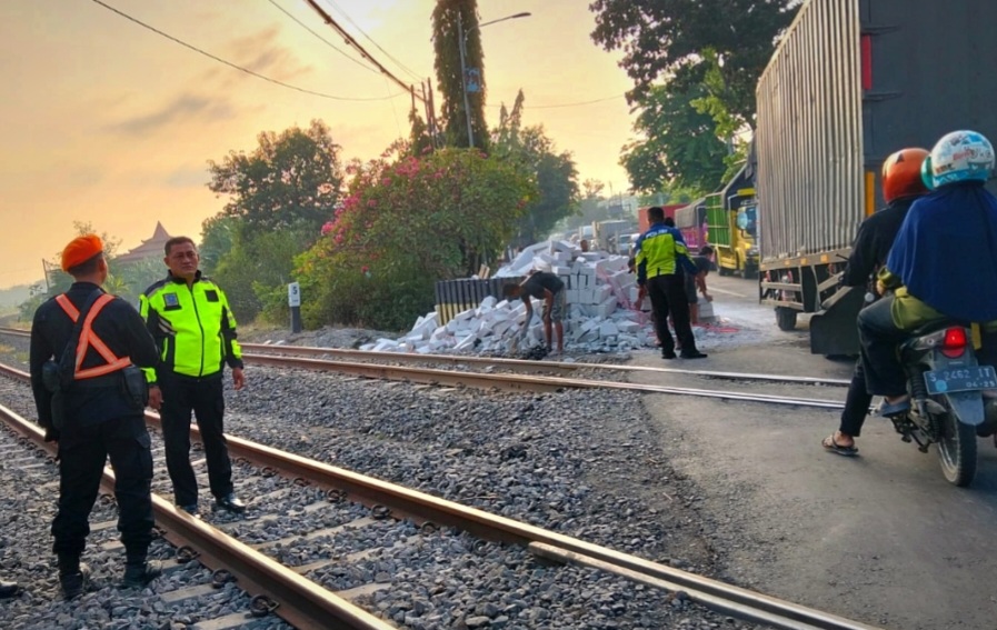 Diduga Trobos Pintu Lintasan, Truk Muat Bata Ringan Disantap KA Argo Bromo di Bojonegoro