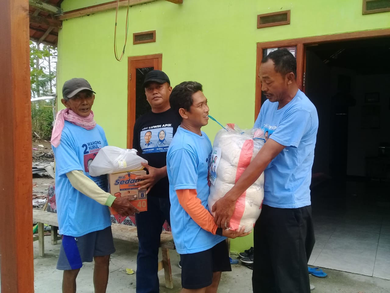 Relawan WanNur Berikan Bantuan Sembako kepada Korban Bencana Puting Beliung di Mojodelik
