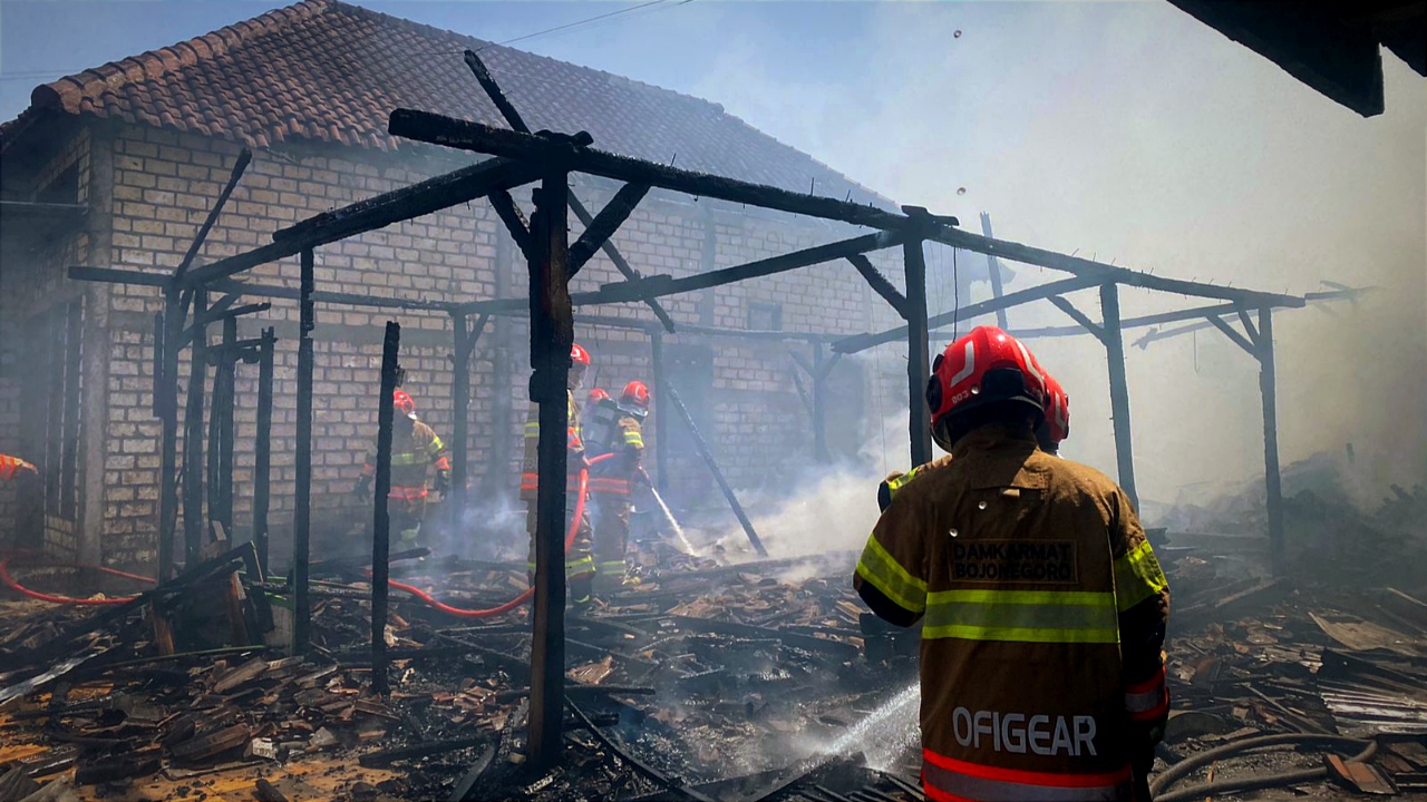 Gegara Korsleting Listrik, Rumah Warga Bojonegoro Ludes Terbakar