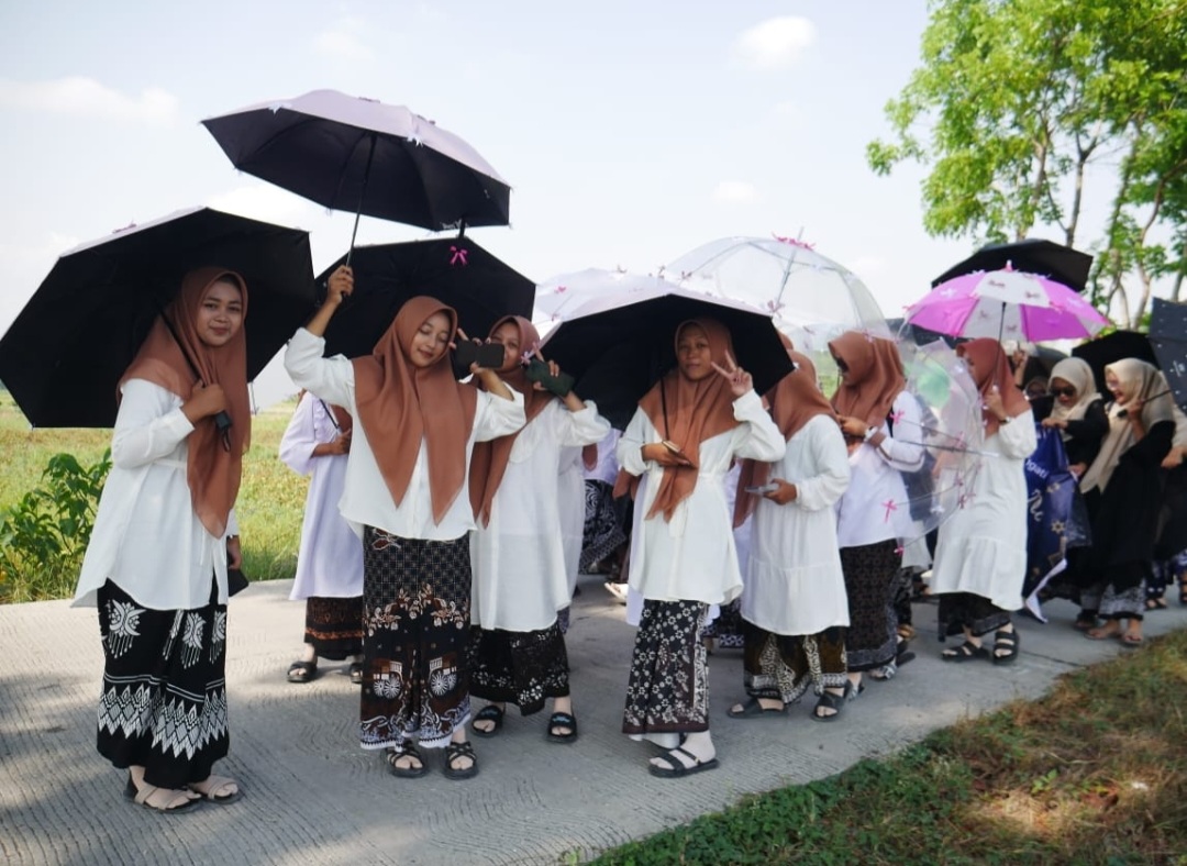 SMK ATTANWIR Pawai Payung di Hari Santri