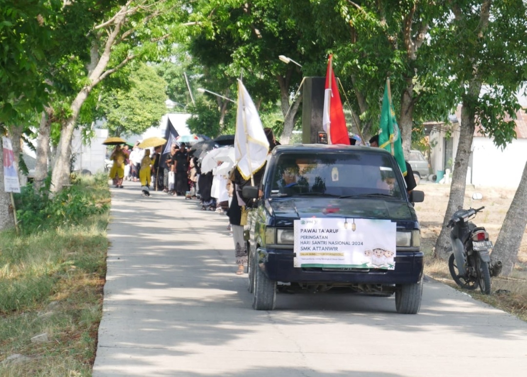 Meriahnya Pawai Payung SMK ATTANWIR