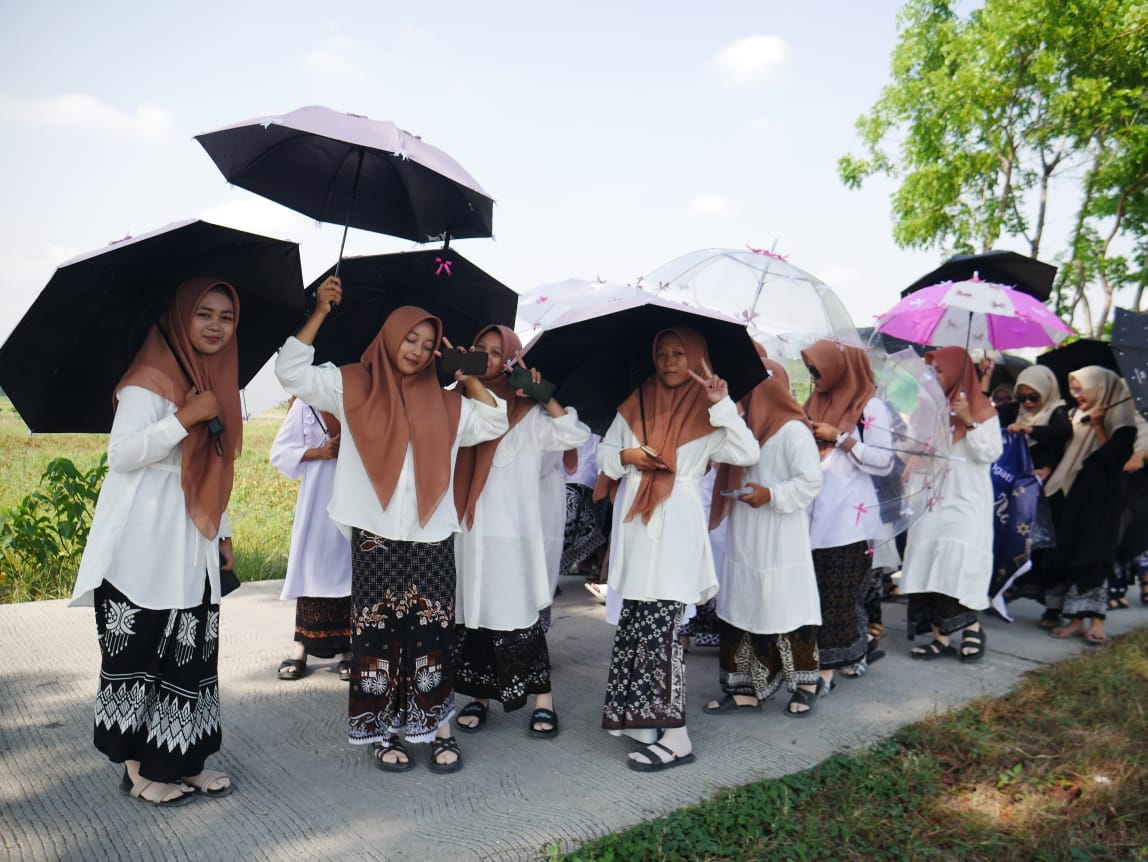 SMK ATTANWIR Pawai Payung di Hari Santri