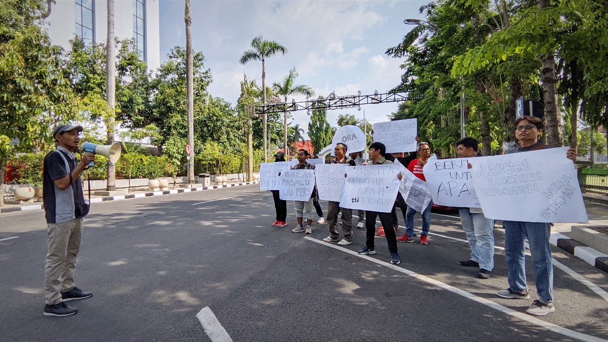 Belasan Wartawan Bojonegoro Gelar Aksi Protes di Depan Kantor Pemkab