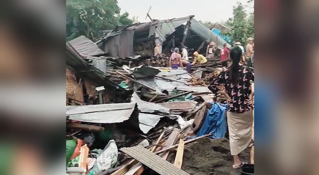 Puluhan Rumah Warga Bojonegoro Roboh Diamuk Angin Disertai Hujan Deras