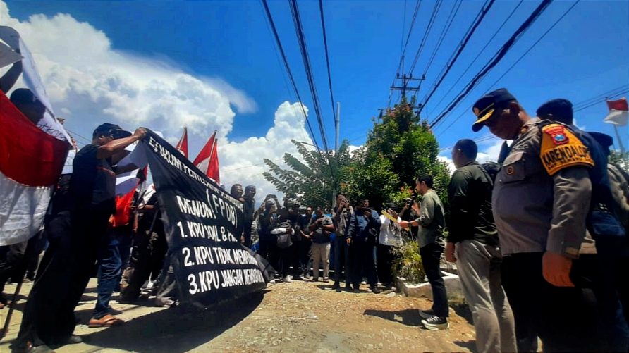 Belasan Warga Unjuk Rasa di Kantor KPU Bojonegoro, Tuntut KPU Lebih Profesional