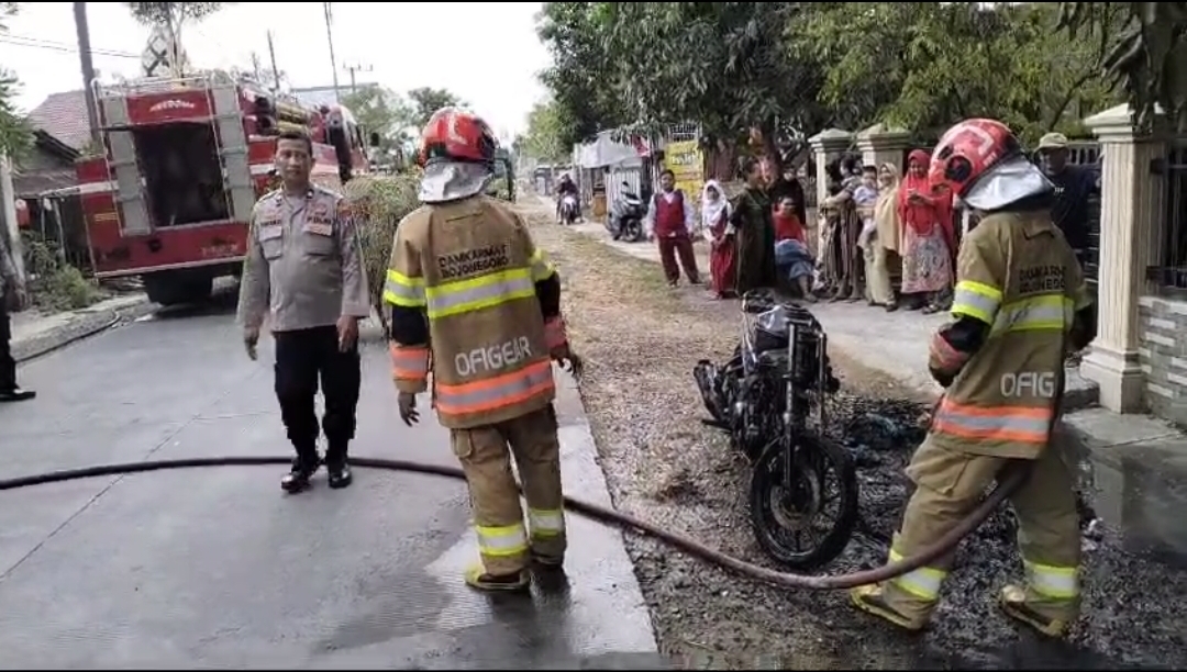 Menepi di Jalan, Motor Milik Warga Tuban Tiba-tiba Terbakar di Bojonegoro