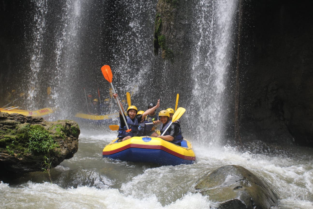 Serunya Kegiatan Rafting UNUGIRI Bojonegoro di Songa Adventure